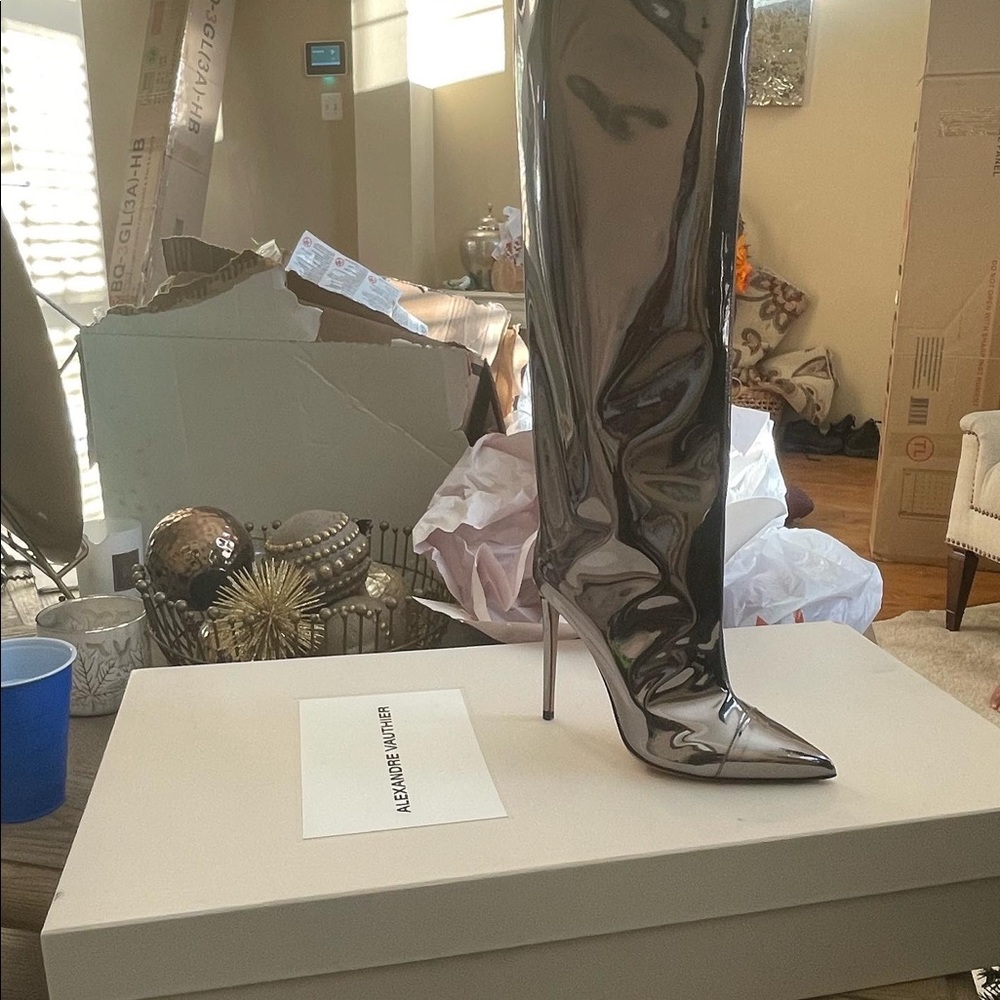 Authentic Alexandre Vauthier size 7 fits like a 6 - must have thin calves